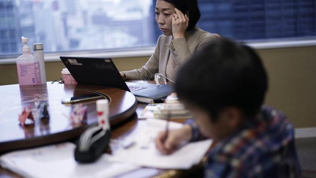 Ibu-ibu di Jepang membawa anaknya yang sementara tidak bersekolah, ke tempat kerja mereka.
