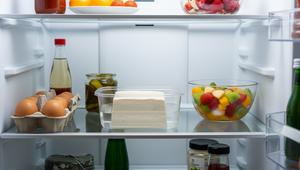 Ilustrasi Tahu di Dalam Kulkas. (Image by Gemini AI)