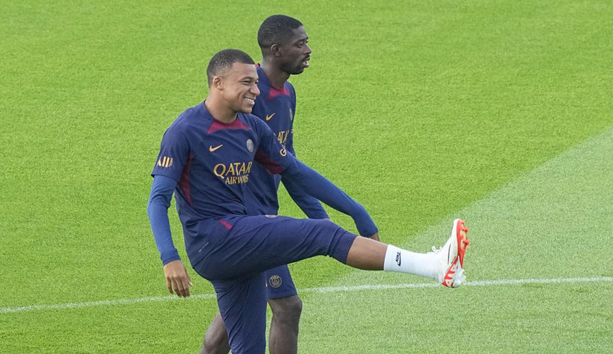 Pemain Paris Saint-Germain (PSG), Kylian Mbappe, bersama dengan Ousmane Dembele saat sesi latihan di Poissy, Paris, Jumat (18/8/2023). Mbappe mengikuti latihan dan diperkirakan akan tampil melawan Toulouse pada pekan kedua Liga Perancis 2023-2024. (AP Photo/Michel Euler)