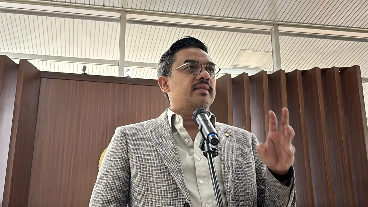 Menteri UMKM Maman Abdurrahman dalam konferensi pers Peraturan Presiden (Perpres) yang mengatur soal ojol di Kompleks Parlemen, Senayan, Jakarta, Kamis (8/10/2026).
