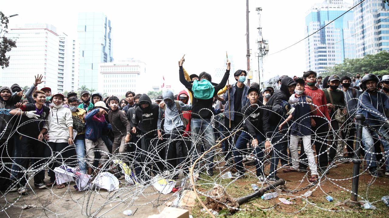 Bentrok Pecah di Patung Kuda
