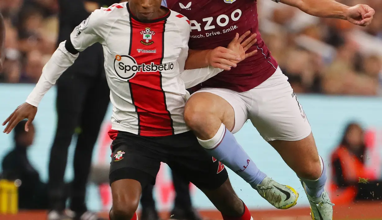 <p>Bek Southampton Kyle Walker-Peters (kiri) berebut bola dengan gelandang Aston Villa John McGinn dalam pekan ke-8 Liga Premier Inggris di Villa Park, Sabtu (17/09/2022). Aston Villa unggul 1-0 berkat gol Jacob Ramsey pada menit ke-41. (Photo by Geoff Caddick / AFP)</p>