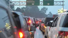 Antrean kendaraan di jalur puncak Cisarua pada sore hari, Jawa Barat, Kamis (25/12/14)  (Liputan6.com/Herman Zakharia)