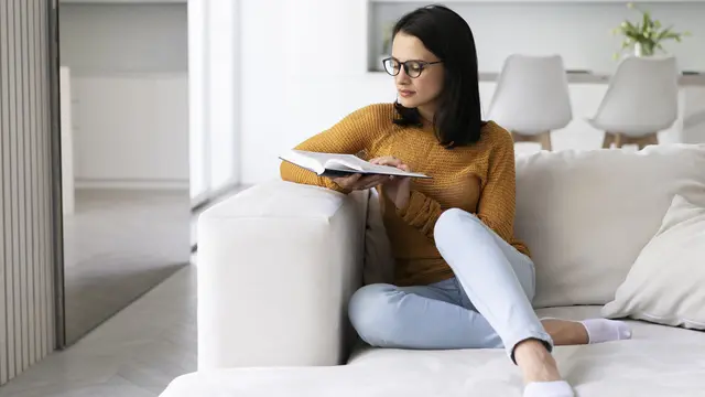 Ilustrasi membaca, buku, teks biografi