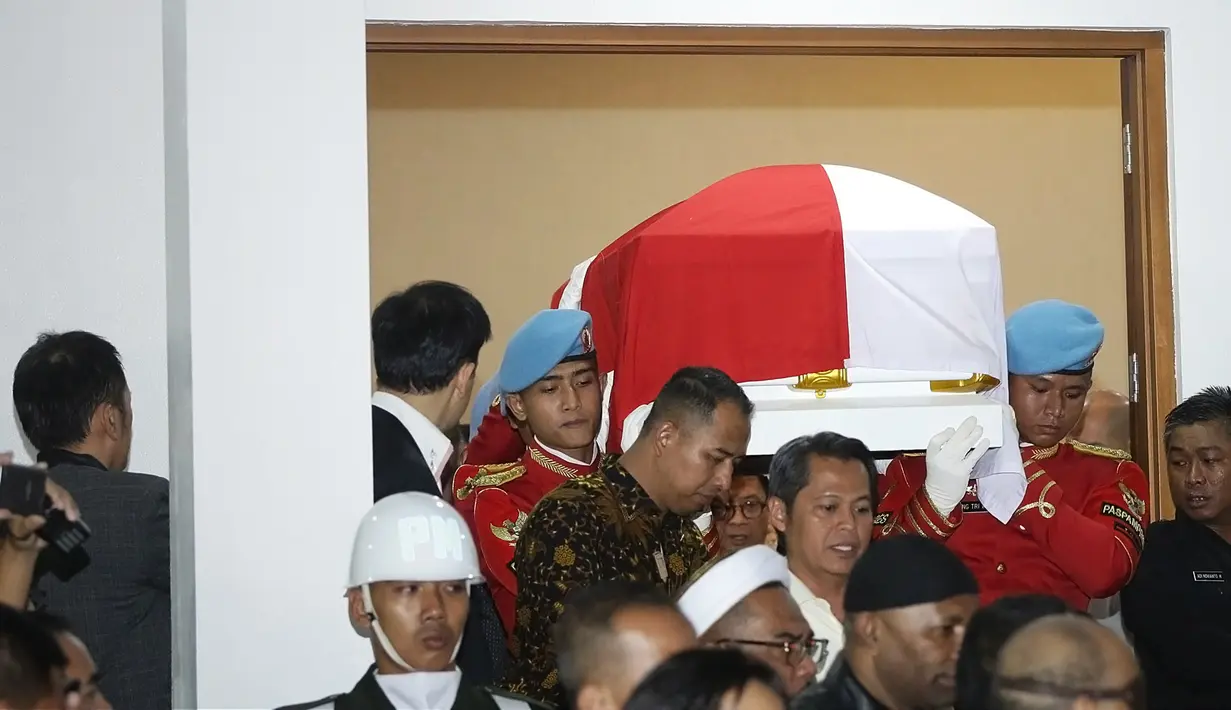 Jenazah BJ Habibie keluar dari RSPAD. (Bambang E Ros/Fimela.com)