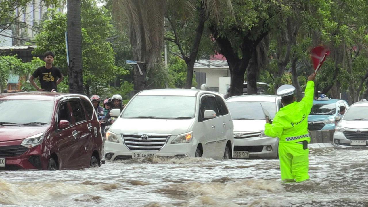 FOTO: Banjir Rendam Jalan Daan Mogot Lalu Lintas Tersendat