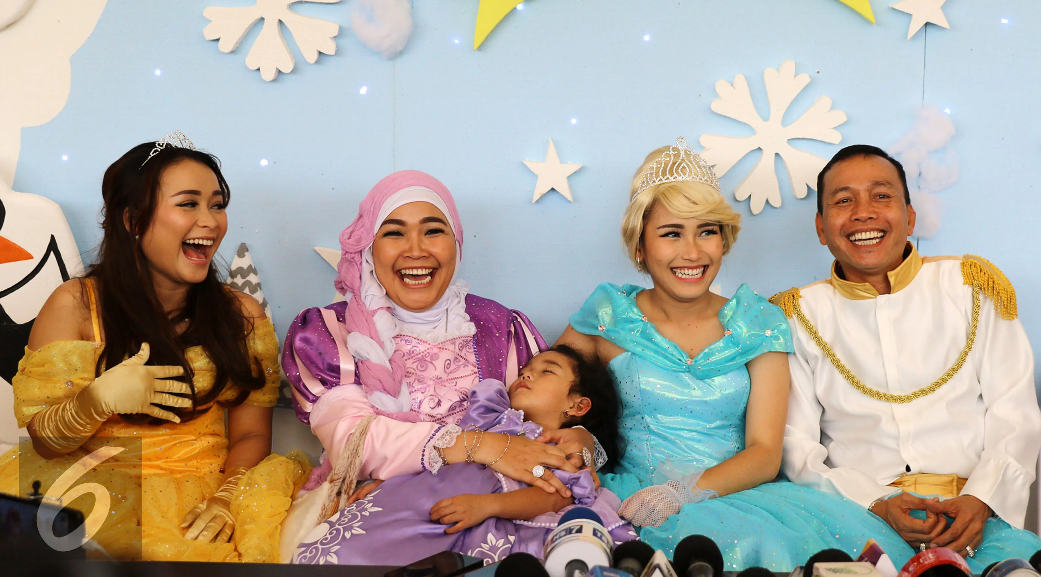 Ayu Ting Ting dan keluarga sangat bahagia di perayaan ulang tahun ke-3 putrinya, Bilqis Khumairah Razak. (Herman Zakharia/Liputan6.com)