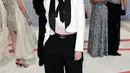 Gaya Boyish Kristen Stewart makin keren dengan sentuhan hitam putih. Kemeja putih ngatung dipasangkan dengan cropped blazer dan dasi. [@officialmetgala]