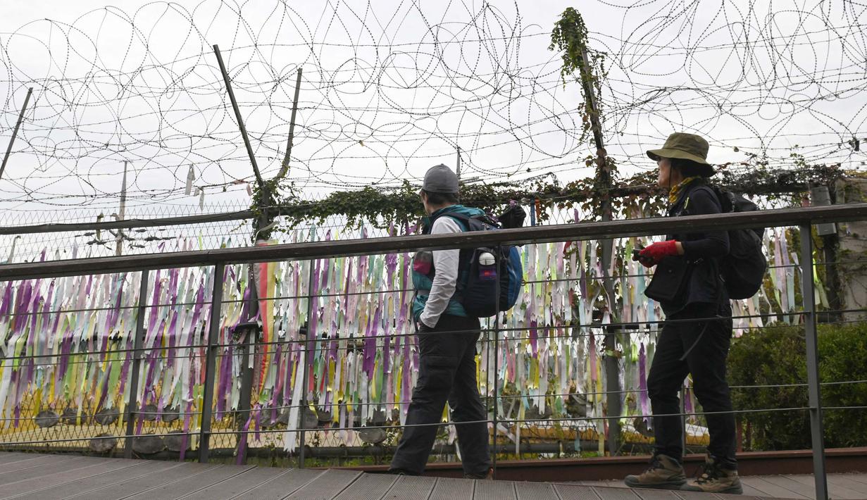 Kementerian Pertahanan Korea Utara menyebutkan militer telah mengeluarkan perintah operasi pendahuluan kepada artileri dan unit-unit tentara lainnya di dekat perbatasan dengan Korea Selatan untuk bersiap sepenuhnya melepaskan tembakan. (JUNG YEON-JE/AFP)