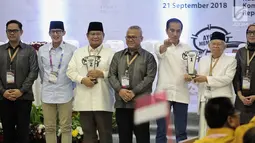 Dua pasang capres-cawapres Prabowo Subianto-Sandiaga Uno dan Joko Widodo-Ma'ruf Amin foto bersama Ketua KPU Arief Budiman usai pengundian nomor urut Pemilu 2019 di Kantor KPU, Jakarta, Jumat (21/9). (Liputan6.com/Faizal Fanani)