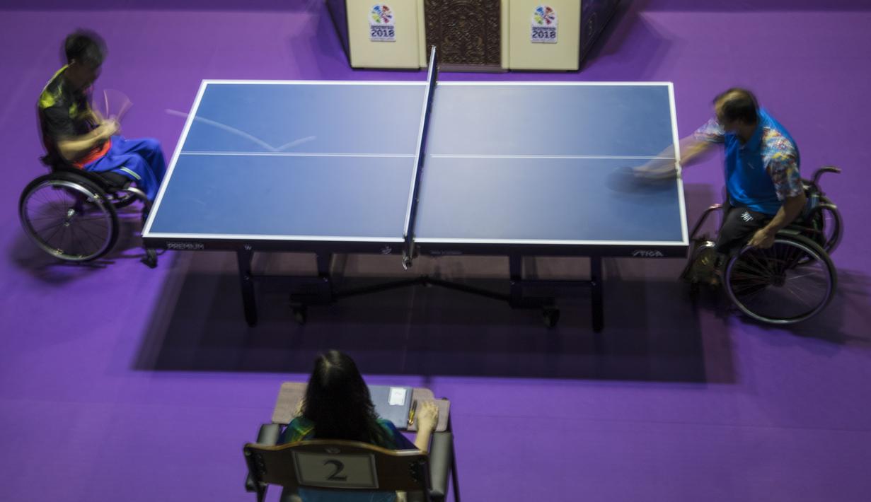 Petenis meja Macau, Cheong Lam San, saat melawan petenis meja China, Cao Ningning, pada laga Asian Para Games di Ecovention Ancol, Jakarta, Sabtu (6/10/2018). (Bola.com/Vitalis Yogi Trisna)
