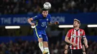 Chelsea membuka laga dengan peluang di menit ke-6. Sundulan Saul Niguez usai menerima umpan Ross Barkley masih mampu ditepis kiper Southampton, Fraser Forster. (AFP/Glyn Kirk)