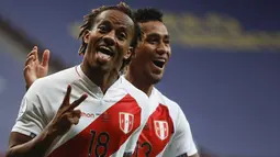 Gelandang timnas Peru, Andre Carrillo merayakan dengan rekan setimnya Renato Tapia setelah mencetak gol ke gawang Venezuela pada laga terakhir penyisihan Grup B  Copa America 2021 di Estadio Nacional Mane Garrincha, Minggu (27/6/2021). Peru menang tipis 1-0 atas Venezuela. (AP Photo/Bruna Prado)