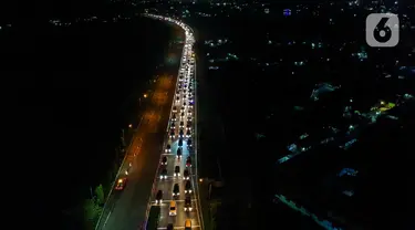 Foto udara memperlihatkan kemacetan panjang jelang pintu keluar gerbang tol menuju Pelabuhan Merak, Banten, Kamis (20/4/2023). (Liputan6.com/Faizal Fanani)