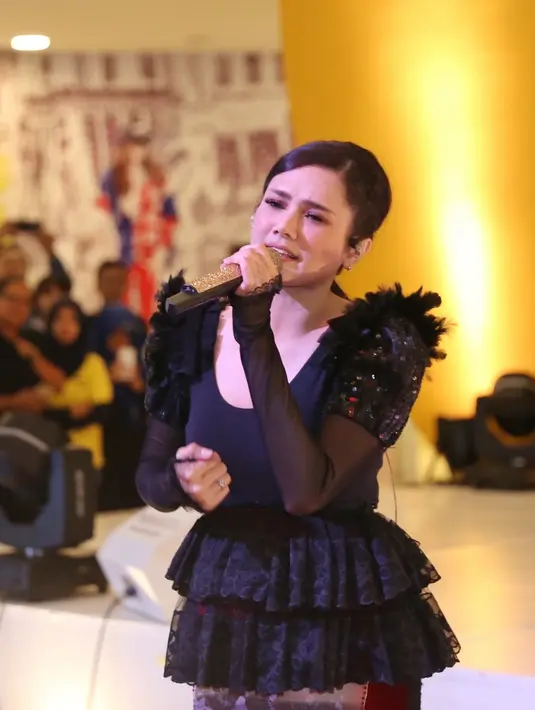 Mulan sendiri mengaku mencoba hal baru dalam proyek barunya ini. Sebuah tantangan dari suaminya untuk mencoba genre baru. Mulan keluar dari zona nyaman selama ini. (Nurwahyunan/Bintang.com)