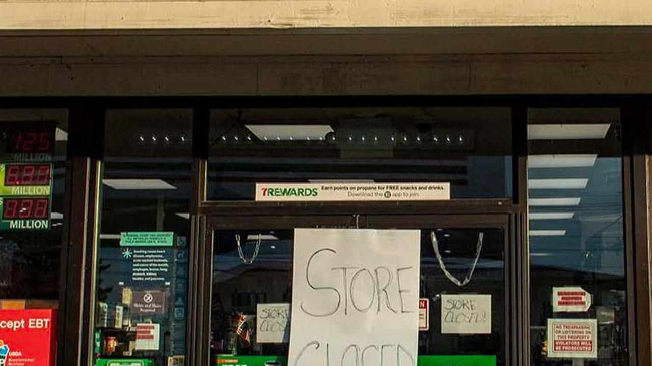 Sebuah gerai 7 Eleven yang memilih tutup selama pencarian besar-besaran untuk mengejar pelaku penembakan brutal Robert Card tengah berlangsung.