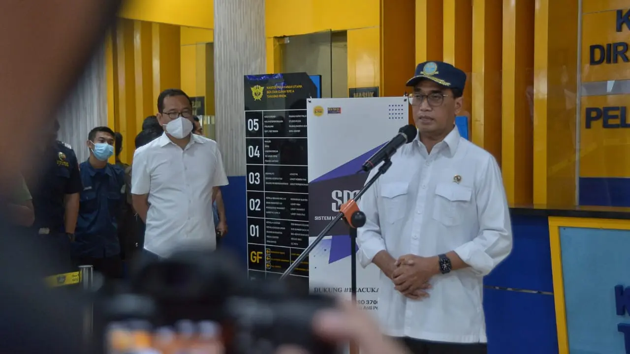 Menteri Perhubungan Budi Karya Sumadi saat meninjau langsung proses pelayanan dokumen Surat Penyerahan Petikemas (SP2) Bea Cukai