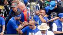 Pemain Persib Bandung, Dedi Kusnandar, mengangkat trofi saat pawai juara di Bandung, Minggu (25/5/2025). (Bola.com/M Iqbal Ichsan)
