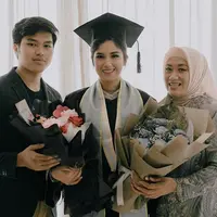 Bisa jadi inspirasi kebaya untuk kamu saat wisuda, bagaimana menurutmu Sahabat Fimela?  [@ochi24]