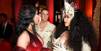 Nicki Minaj dan Cardi B terlihat akur di Met Gala meski rumor permusuhan santer tersebar. (Kevin Mazur/MG18/Getty Images for The Met Museum/Vogue)