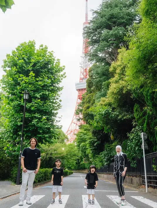 <p>Mengabadikan momen ceria di depan landmark ikonik Tokyo Tower, pasangan ini tampil kompak bersama dua buah hati mereka dalam balutan outfit serba hitam yang simpel tapi tetap modis. [@cutratumeyriska].</p>