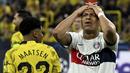 Reaksi kecewa striker PSG, Kylian Mbappe setelah gagal memaksimalkan peluang saat menghadapi Borussia Dortmund pada laga leg pertama semifinal Liga Champions 2023/2024 di Signal Iduna Park Stadium, Dortmund, Rabu (1/5/2024). (AP Photo/Matthias Schrader)