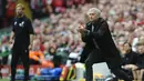 Manajer Manchester United (MU) Jose Mourinho memberikan instruksi saat laga kontra Liverpool dalam lanjutan Liga Premier Inggris di Stadion Anfield, Sabtu (14/10/2017). Laga berakhir 0-0. (AP Photo/Rui Vieira)