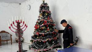 Tim Penjinak Bom (Jibom) Brimob Polda Lampung diterjunkan untuk memastikan Misa malam Natal berlangsung aman dan kondusif. (Dok. Istimewa).