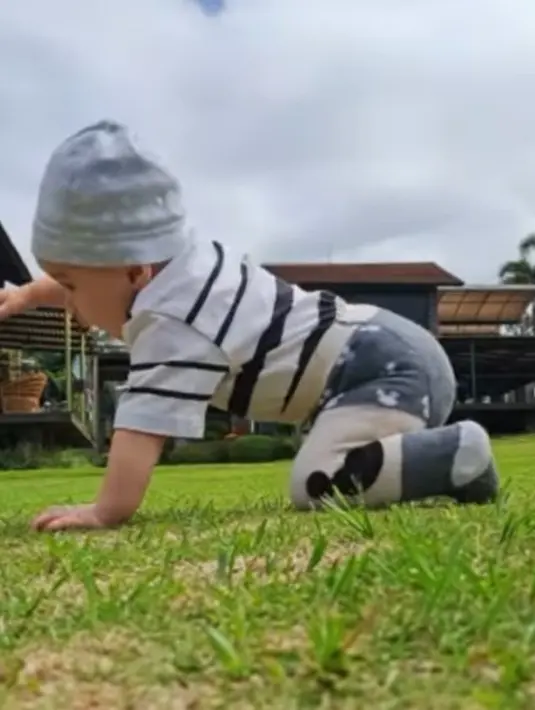 Nadine kenalkan anak dengan rumput [Instagram/nadinelist]