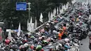 Ratusan sepeda motor terparkir di sepanjang jalan layang Gerbang Pemuda, Jakarta, Minggu (9/12). Minimnya lahan atau kantong parkir memaksa penonton laga Persija vs Mitra Kukar parkir dan mengakibatkan kemacetan. (merdeka.com/Iqbal S. Nugroho)