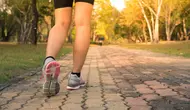 Japanese interval walking mengajak tubuh bergerak dengan intensitas berbeda melalui pergantian jalan cepat dan jalan santai dalam satu sesi. (Foto/Dok: Magnific)
