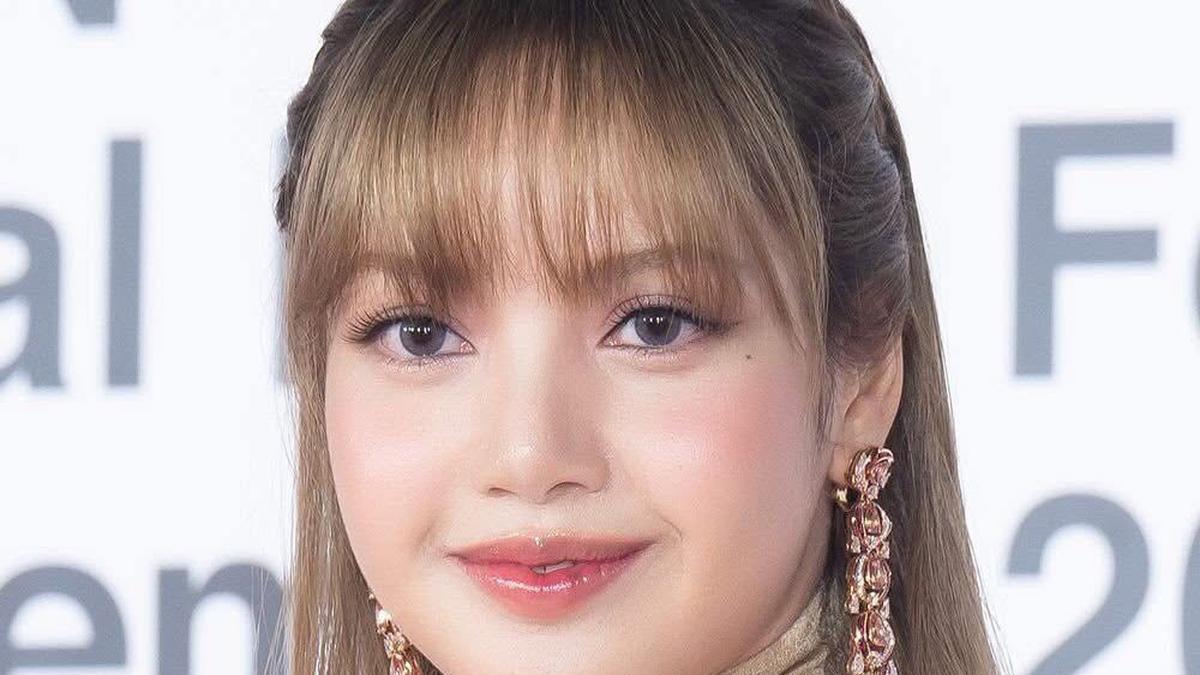 Beri Kejutan di BIFF 2025, Lisa BLACKPINK Tampil dengan Poni Ikonis dan Rambut Keemasan yang Menyala