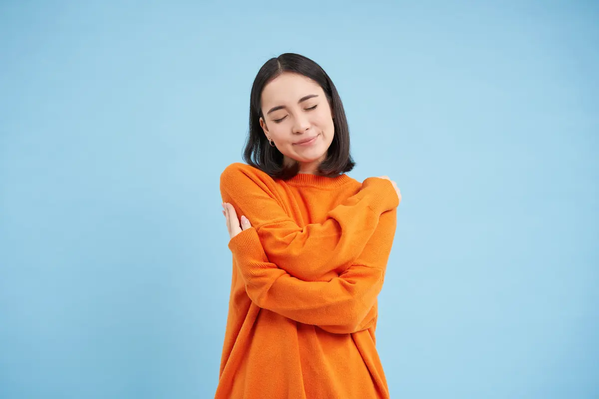 Mengenal Butterfly Hug: Pelukan Sederhana yang Bisa Bantu Redakan Kecemasan Berlebih - Cover