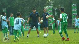 Tim pelatih dari FC Barcelona, Jordi Fernandes (kanan) dan Marti Vila saat memberikan pelatihan sepak bola kepada anak-anak hasil seleksi Milo Football Championship 2017, Tangerang Selatan, Jumat (21/4). (Liputan6.com/Helmi Afandi)