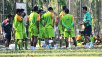Asisten pelatih Persebaya United, Tony Ho, memberi instruksi kepada pemain dalam sesi latihan rutin jelang leg kedua perempat final kontra Sriwijaya FC. (Bola.com/Zaidan Nazarul)