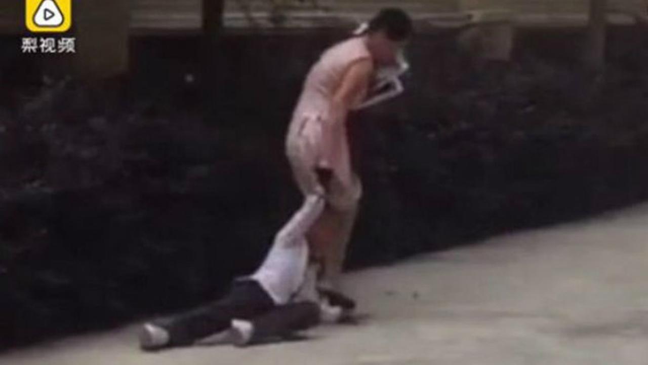 Video Guru Menyeret Murid SD dengan Menarik Rambutnya Viral