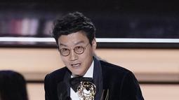 Hwang Dong-hyuk menerima penghargaan untuk kategori Sutradara Drama Serial Terbaik dalam serial “Squid Game” di ajang Emmy Awards ke-74 di Microsoft Theater, Los Angeles, Amerika (11/9/2022). Hwang Dong Hyuk menjadi orang Korea pertama yang mendapatkan penghargaan Emmy di bidang penyutradaraan. (AP Photo/Mark Terrill)