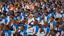 Perdana Menteri India Narendra Modi (tengah) melakukan gerakan Yoga bersama warga lainnya di Chandigarh , India , (21/6). Sejumlah negara di dunia sedang merayakan Hari Yoga Dunia yang jatuh pada tanggal 21 Juni. (REUTERS / Ajay Verma)