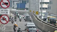 Rambu larangan melitas untuk sepeda motor di JLNT Casablanca, Jakarta, Kamis (23/4). Meski ada rambu larangan melintas, sejumlah pengedara motor tetap nekat melintasi jalan layang tersebut. (Liputan6.com/Yoppy Renato)