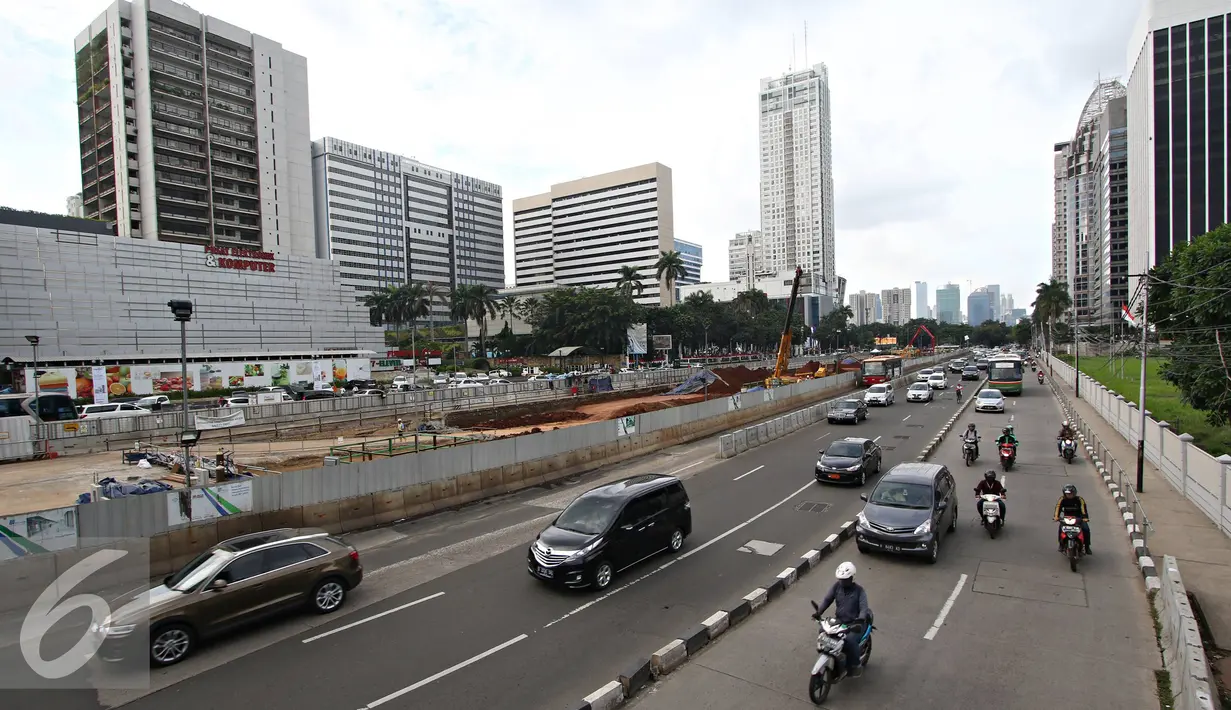 Sejumlah kendaraan melintasi jalanan Sudirman, Jakarta, Senin (2/5). Penataan jalan, trotoar, dan taman di kawasan Sudirman-Thamrin ditargetkan selesai sebelum pelaksanaan Asian Games 2018 mendatang. (Liputan6.com/Immanuel Antonius)