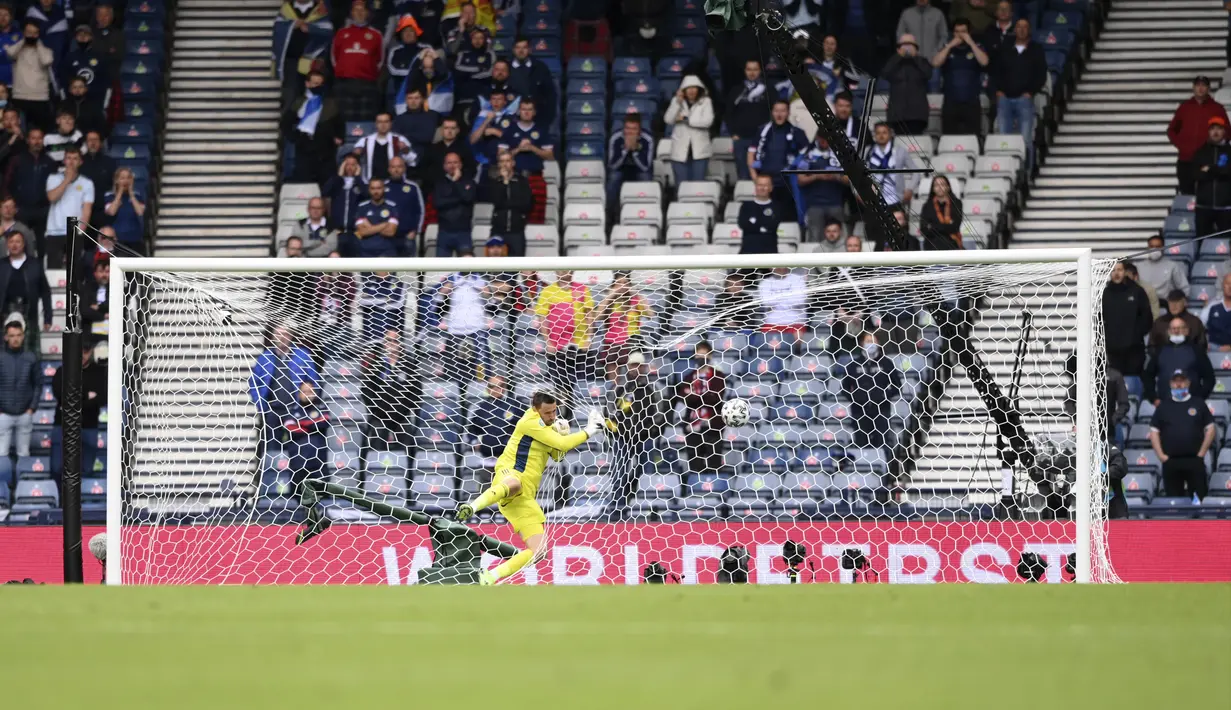 Kiper Skotlandia David Marshall tersangkut pada jaring gawang setelah gagal menyelamatkan tendangan jarak jauh pemain Republik Ceko Patrik Schick pada pertandingan Grup D Euro 2020 di Stadion Hampden Park, Glasgow, Inggris, Senin (14/6/2021). (AP Photo/Stu Forster, Pool)