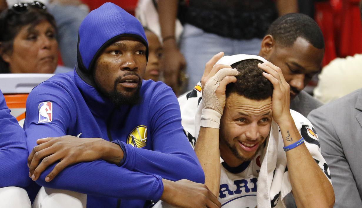 Pebasket Golden State Warriors, Stephen Curry dan Kevin Durant saat pertandingan melawan Miami Heat pada laga NBA di American Airlines Arena, Miami, Senin (4/12/2017). Warriors menang 123-95 atas Heat. (AP/Joe Skipper)
