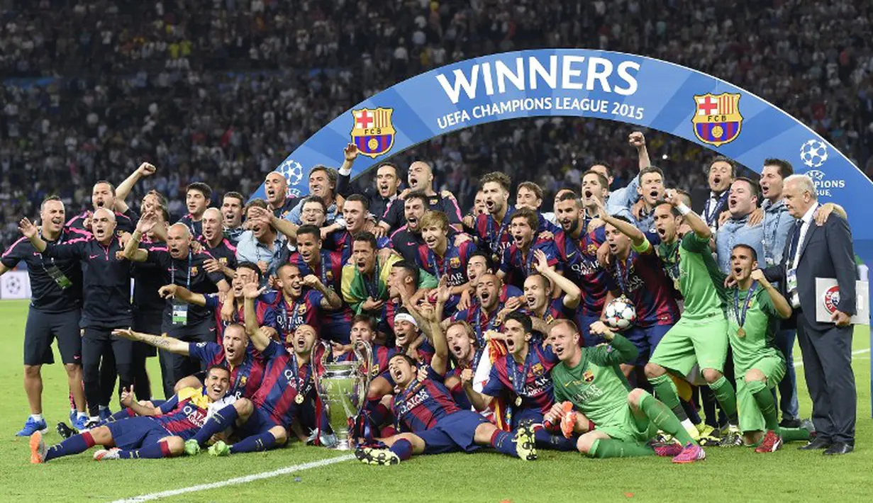 Para pemain Barcelona merayakan kemenangan mereka di laga final Liga Champions 2014-2015 di Olympiastadion, Berlin, Minggu (7/6/2015). Barcelona kandaskan Juventus dengan skor 3-1. (AFP Photo/Lluis Gene)