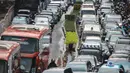 Kendaraan terpaksa berjalan tersendat di Jalan Rasuna Said, Kuningan, Jakarta, Rabu (22/1/2020). Kemacetan di depan Kantor Kemenkumham ini  imbas dari unjuk rasa warga Tanjung Priok yang memprotes dan menuntut Menkumham Yasonna Laoly minta maaf. (Liputan6.com/Faizal Fanani)