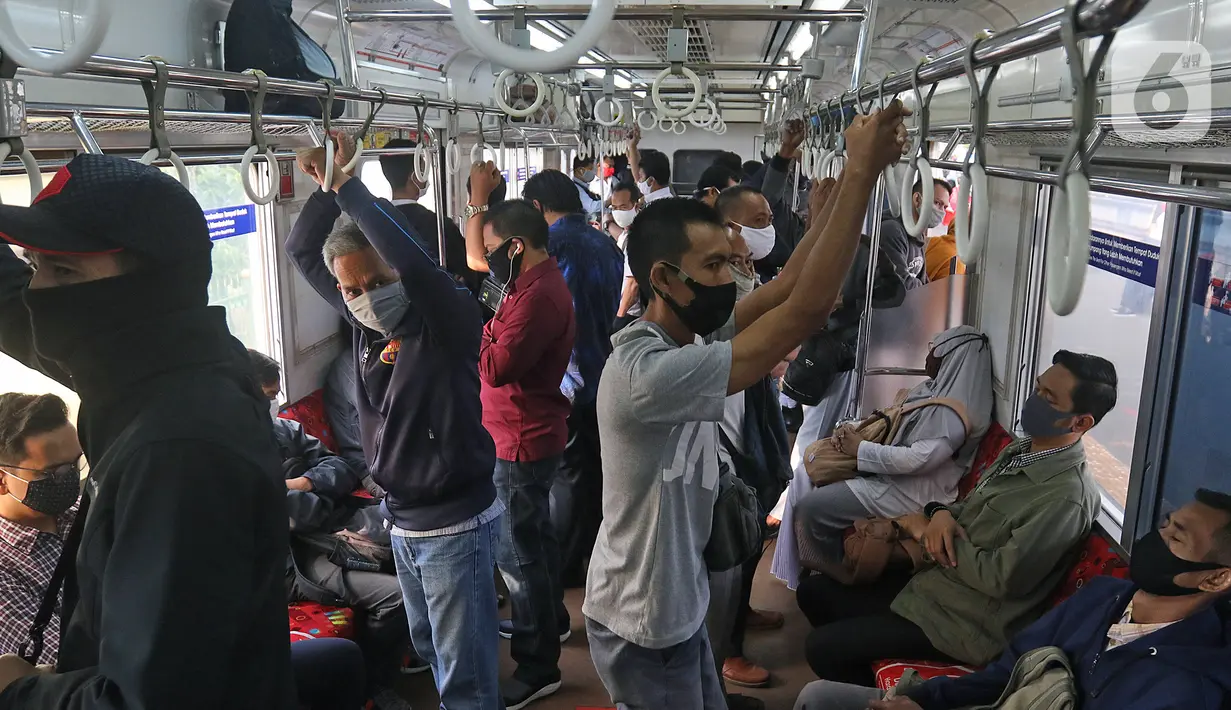 Suasana penumpang KRL Commuterline di Stasiun Depok Lama, Depok, Jawa Barat, Selasa (9/6/2020). Stasiun Depok Lama terpantau lengang pada hari kedua dibukanya aktivitas perkantoran di Jakarta pada masa transisi Pembatasan Sosial Berskala Besar (PSBB). (Liputan6.com/Herman Zakharia)