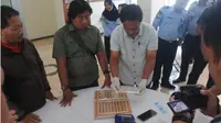 Seorang tamu Lembaga Pemasyarakatan Madiun berusaha menyelundupkan narkoba di dalam Mushaf Al-Qur'an. (Liputan6.com/ Dok Ist Kemenhumkam Jatim)