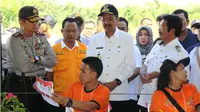 Gubernur Sumatera Utara dan Kapolda Sumut memantau jalannya penghitungan suara Pilkada Tapanuli Tengah. (Liputan6.com/Reza Efendi)