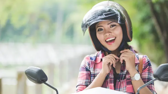 Tips Anti Bau Badan buat Perempuan yang Sering Berkendara dengan Motor