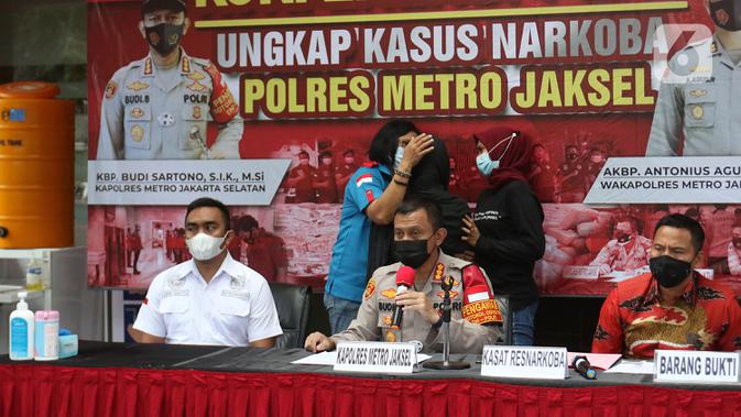 Kapolres Metro Jakarta Selatan, Kombes Pol Budi Sartono saat rilis kasus dugaan penyalahgunaan narkoba yang menjerat Ratna Fairuz Albar atau Iyut Bing Slamet, Sabtu (5/12/2020). Saat penangkapan, polisi menemukan barang bukti berupa satu clip plastik sabu bekas pakai. (Liputan6.com/Herman Zakharia)