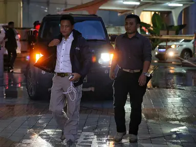 Direktur Reserse Kriminal Umum (Reskrimum) Polda Metro Jaya Kombes Krishna Murti (depan) tiba di Cafe Olivier Grand Indonesia, Jakarta, (19/1/2016). Kepolisian kembali melakukan rekonstruksi sampel kasus kopi beracun. (Liputan6.com/Faizal Fanani)